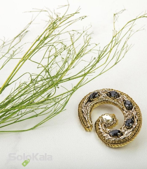 عکس سنجاق سینه دست دوزی شده طرح حرف سی