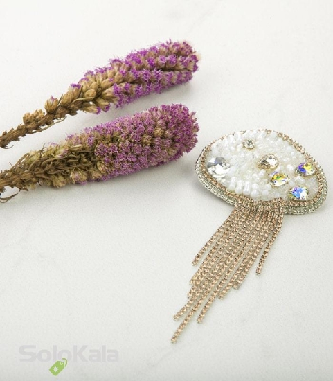 عکس سنجاق سینه دست دوزی شده طرح عروس دریایی سفید