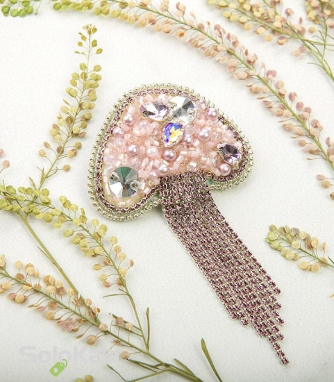 عکس سنجاق سینه دست دوزی شده طرح عروس دریایی صورتی