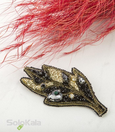 عکس سنجاق سینه دست دوزی شده طرح برگ طلایی مشکی