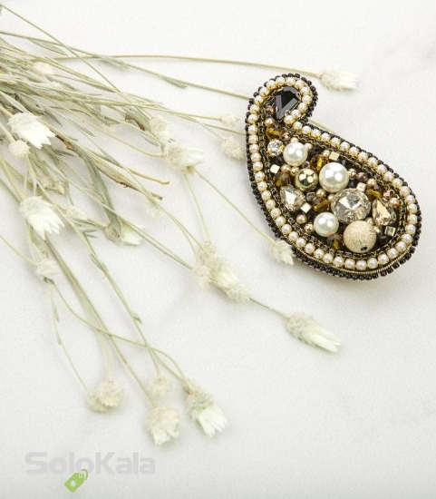 عکس سنجاق سینه دست دوزی شده طرح بته جقه مروارید خاص