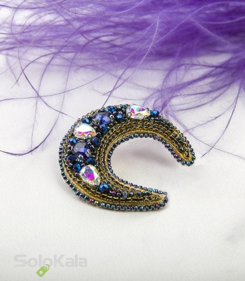 عکس سنجاق سینه دست دوزی شده طرح ماه سرمه‌ای