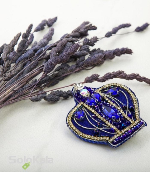 عکس سنجاق سینه دست دوزی شده طرح تاج آبی