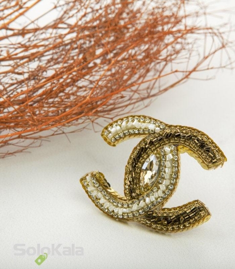 عکس سنجاق سینه دست دوزی شده طرح چنل
