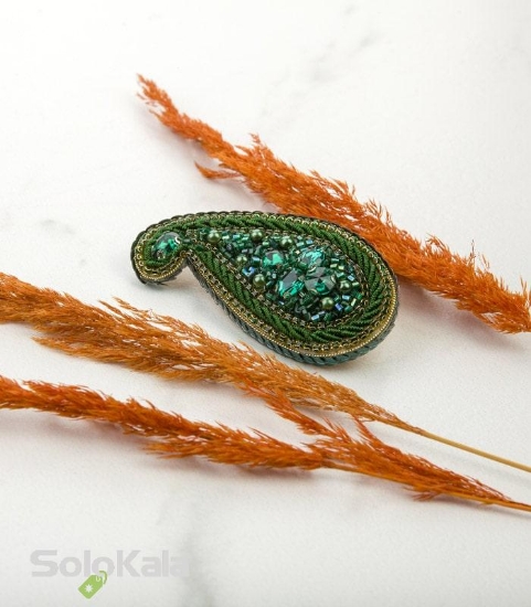 عکس سنجاق سینه دست دوزی شده طرح بته جقه سبز