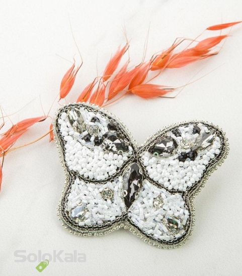 عکس سنجاق سینه دست دوزی شده طرح پروانه سفید