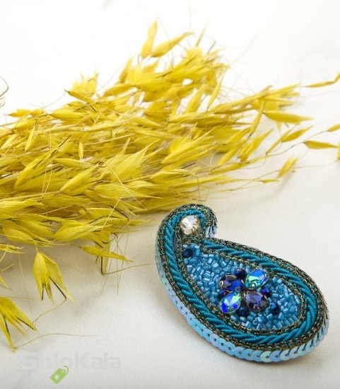 عکس سنجاق سینه دست دوزی شده طرح بته جقه آبی