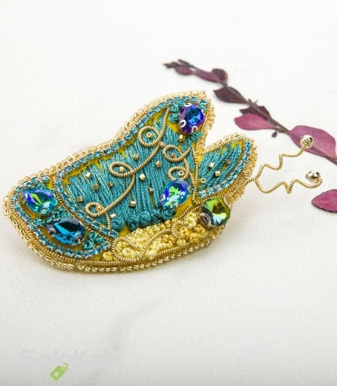 عکس سنجاق سینه دست دوزی شده طرح پروانه گلدوزی