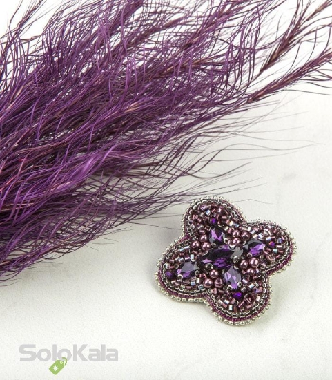 عکس سنجاق سینه دست دوزی شده طرح گل چهارپر بنفش