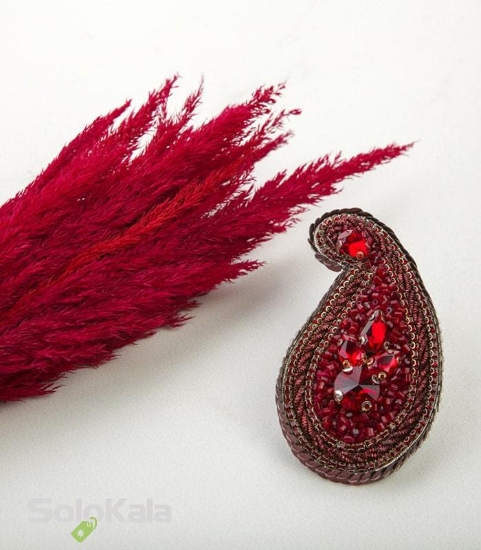 عکس سنجاق سینه دست دوزی شده طرح بته جقه قرمز