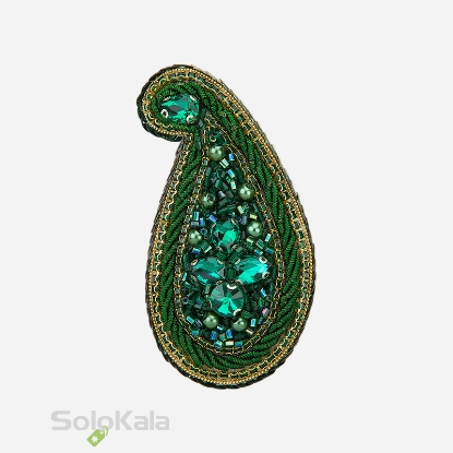 سنجاق سینه دست دوزی شده طرح بته جقه سبز