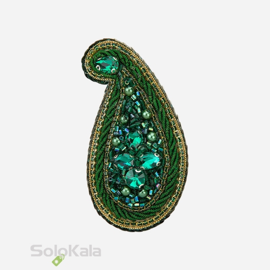 سنجاق سینه دست دوزی شده طرح بته جقه سبز