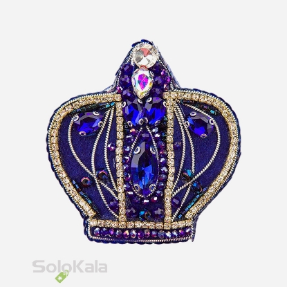 سنجاق سینه دست دوزی شده طرح تاج آبی