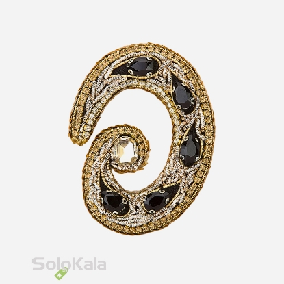 سنجاق سینه دست دوزی شده طرح حرف سی