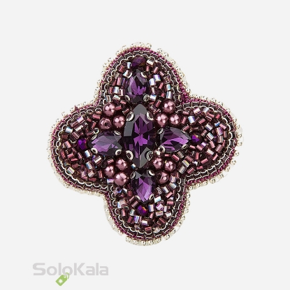 سنجاق سینه دست دوزی شده طرح گل چهارپر بنفش