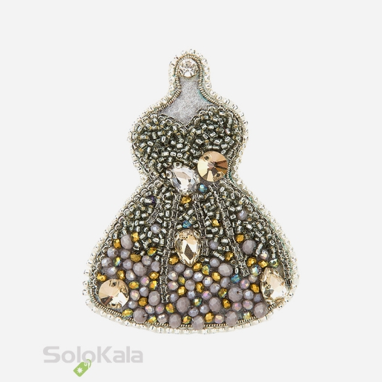 سنجاق سینه دست دوزی شده طرح لباس مانکن