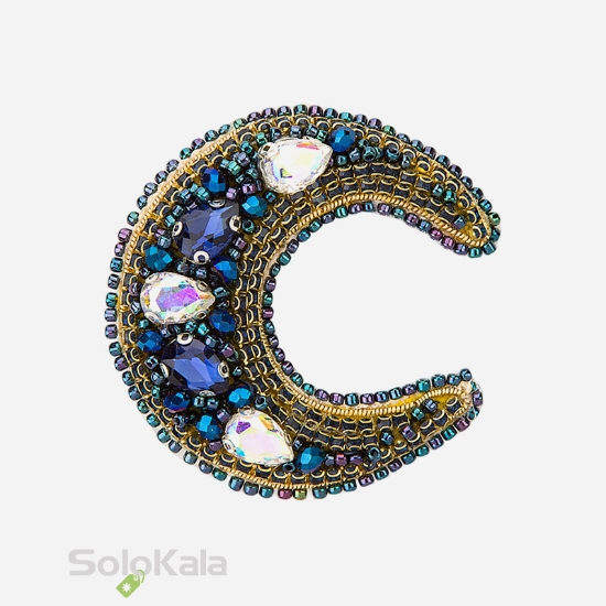 سنجاق سینه دست دوزی شده طرح ماه سرمه‌ای