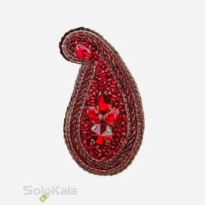 سنجاق سینه دست دوزی شده طرح بته جقه قرمز