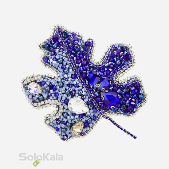 سنجاق سینه دست دوزی شده طرح برگ آبی کاربنی