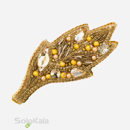 سنجاق سینه دست دوزی شده طرح برگ طلایی