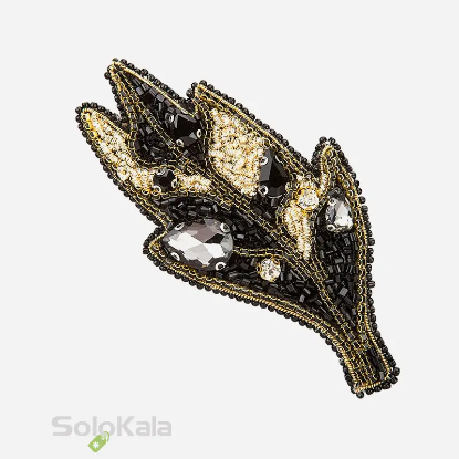سنجاق سینه دست دوزی شده طرح برگ طلایی مشکی