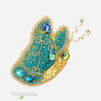 سنجاق سینه دست دوزی شده طرح پروانه گلدوزی